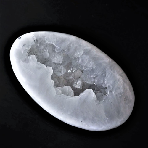 ウルグアイ産❣️天然石 瑪瑙の卵形 置物D.474 たまご型 希少！ 龍穴