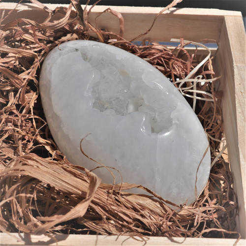 たまご型 希少！ 龍穴（龍脈） アゲートジオード 白瑪瑙（メノウ