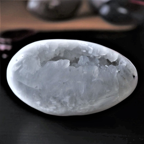 たまご型 希少！ 龍穴（龍脈） アゲートジオード 白瑪瑙（メノウ