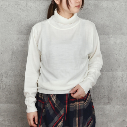 カシミヤタッチセーター タートルネック 軽くて柔らかい オフホワイト