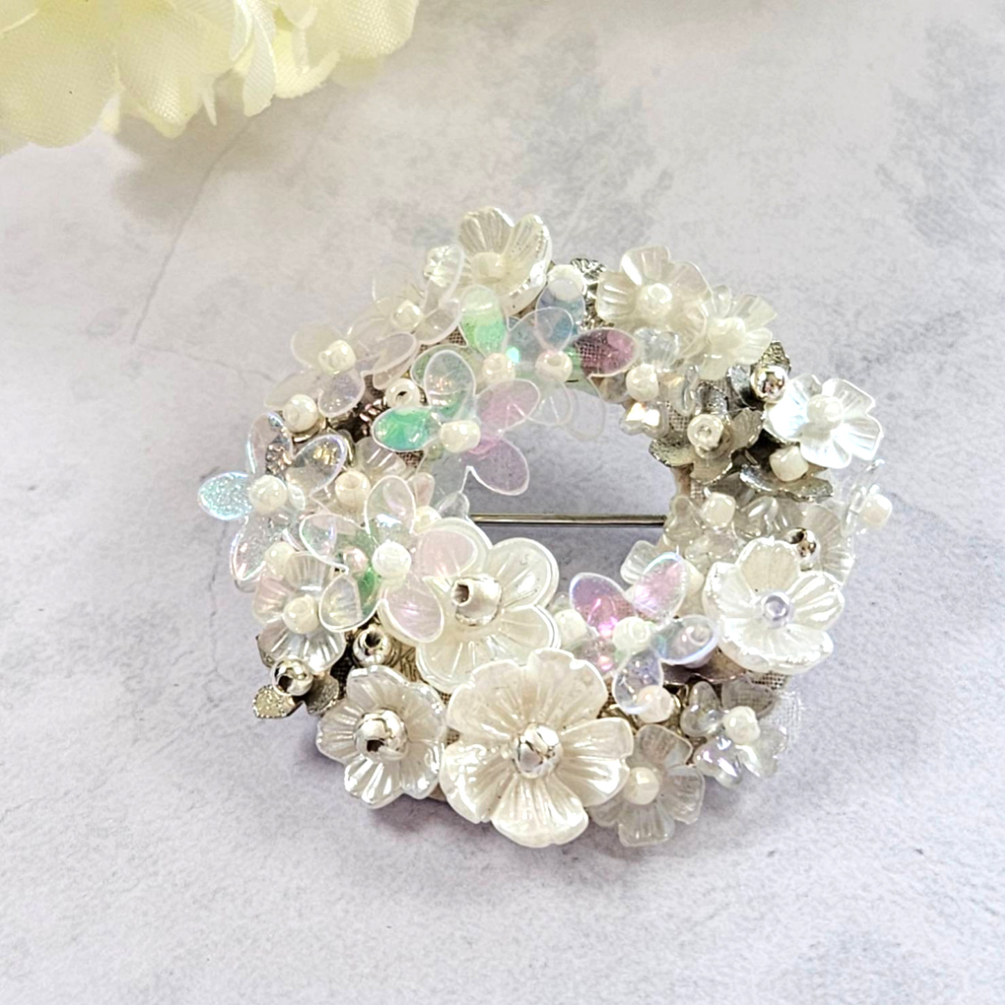 小花ビーズのリースブローチ　小花のリース　ホワイト　セミギフト　母の日　リースブローチ　セットアップ　上品　大人かわいい