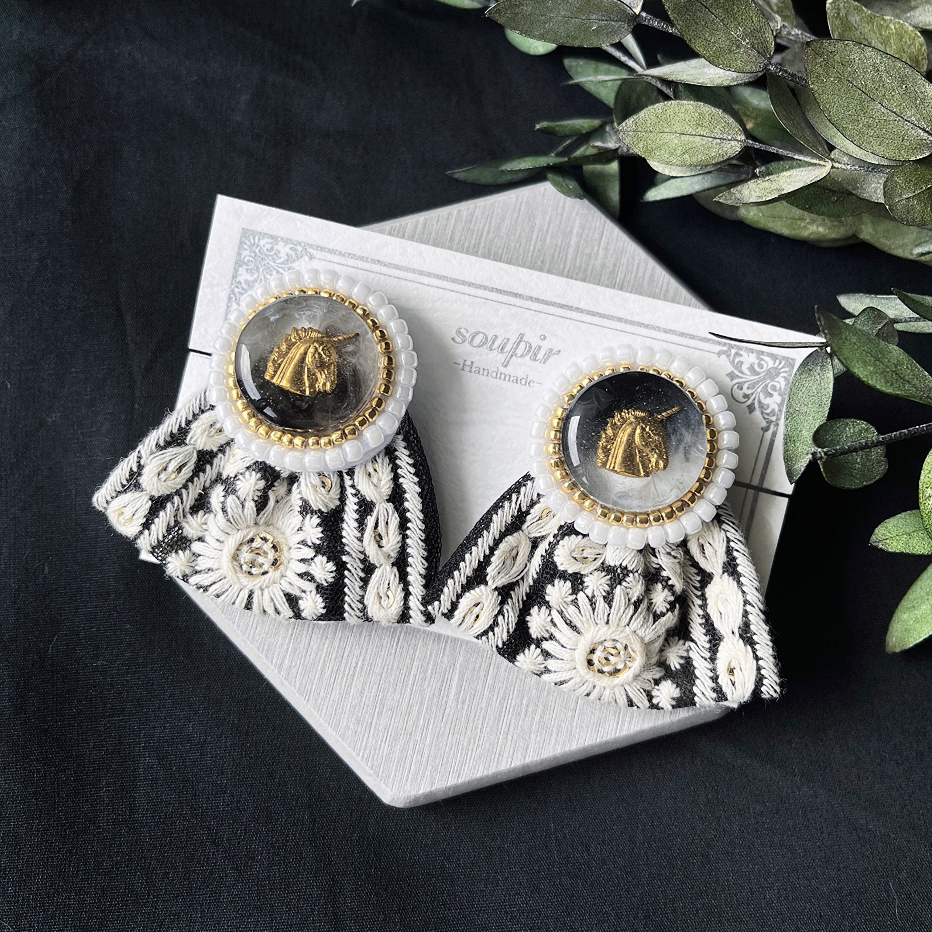 大ぶりモノトーンビーズ刺繍とインド刺繍リボンイヤリング