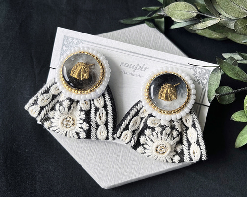 大ぶりモノトーンビーズ刺繍とインド刺繍リボンイヤリング イヤリング 