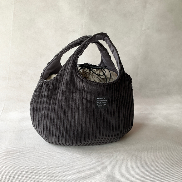 暖か素材のころりんバッグ　Sサイズ　コーデュロイ　巾着付きミニバッグ軽い　無地　ブラック　秋冬 3枚目の画像