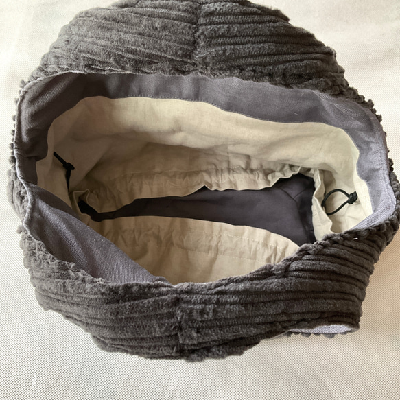 暖か素材のころりんバッグ　Sサイズ　コーデュロイ　巾着付きミニバッグ軽い　無地　ブラック　秋冬 8枚目の画像