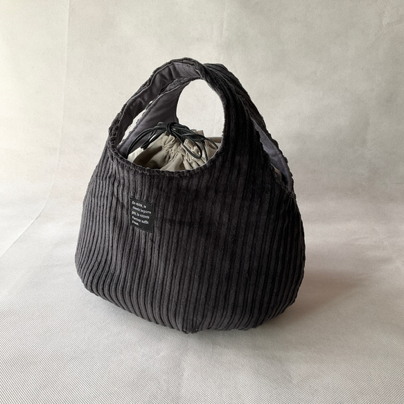 暖か素材のころりんバッグ　Sサイズ　コーデュロイ　巾着付きミニバッグ軽い　無地　ブラック　秋冬 2枚目の画像