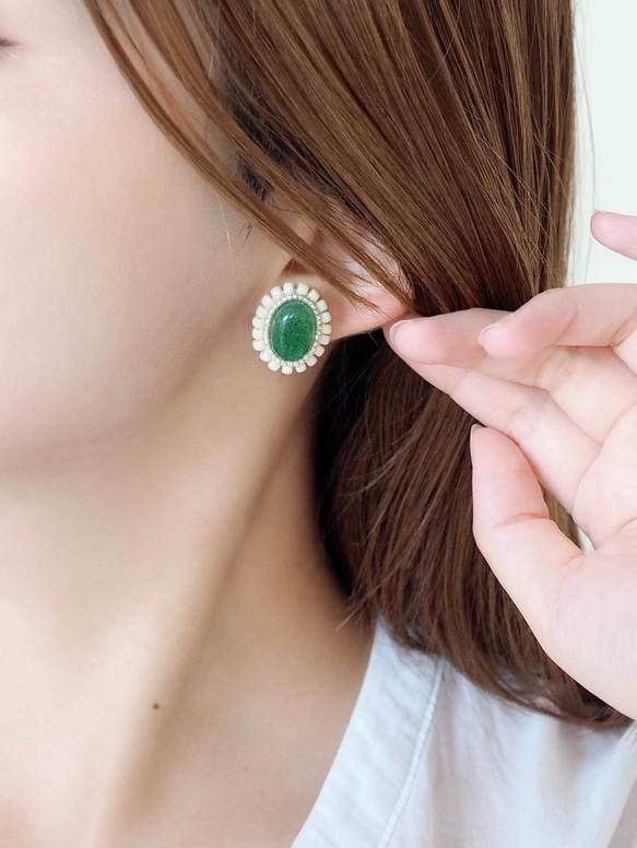 【再販　特集掲載】天然石グリーンアベンチュリンのビーズ刺繍ピアス/イヤリング　緑　グリーン　新緑 1枚目の画像
