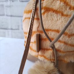 トラ猫のふわふわ巾着ショルダーバッグ（ゴールド） 7枚目の画像