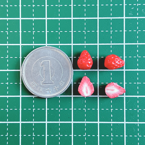 樹脂粘土 いちご 7×5㍉サイズ ミニチュアパーツ レジン・樹脂 ふるー