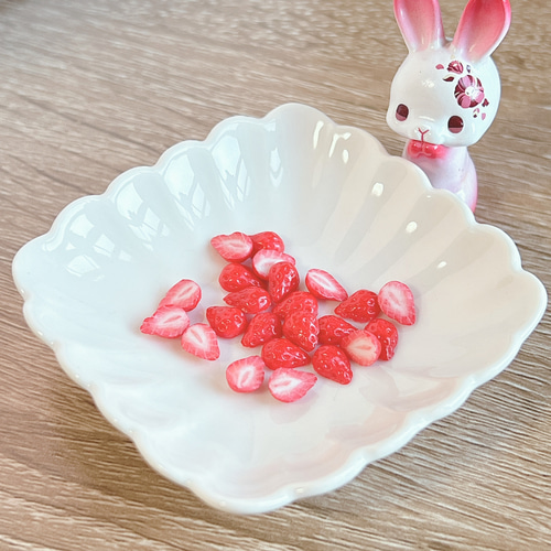 樹脂粘土 いちご 7×5㍉サイズ ミニチュアパーツ レジン・樹脂 ふるー
