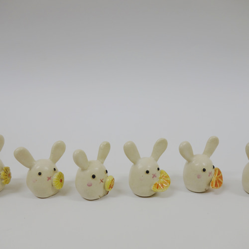うさぎと黄色いお花 ペロペロキャンディ オレンジ 陶器 その他置物 つ