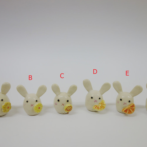 うさぎと黄色いお花 ペロペロキャンディ オレンジ 陶器 その他置物 つ
