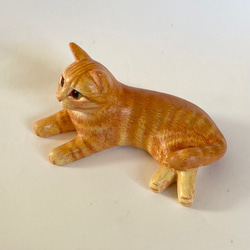 棕色虎斑貓雕像 第6張的照片
