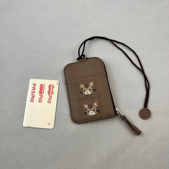 パスケース（小銭入れ付き、2枚用、サンドベージュに茶トラ猫の刺繡）No.03003-21 5枚目の画像