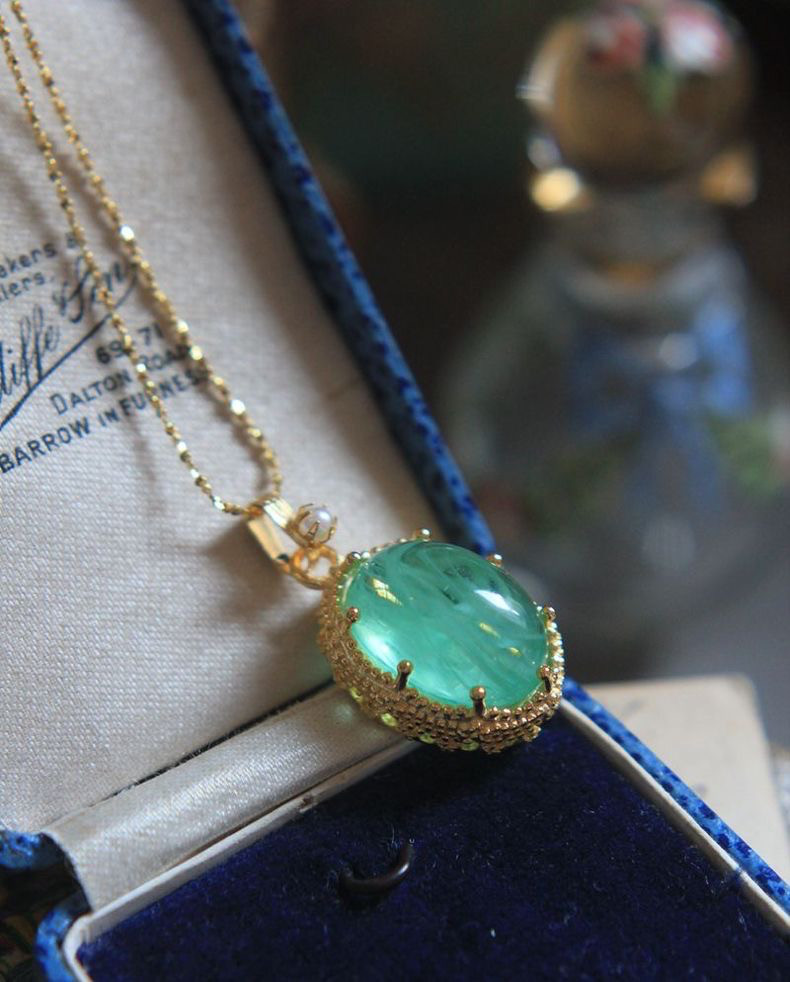 ミントグリーン 流光 ウエスタンヴィンテージ レトロ ガラスストーンネックレス アート