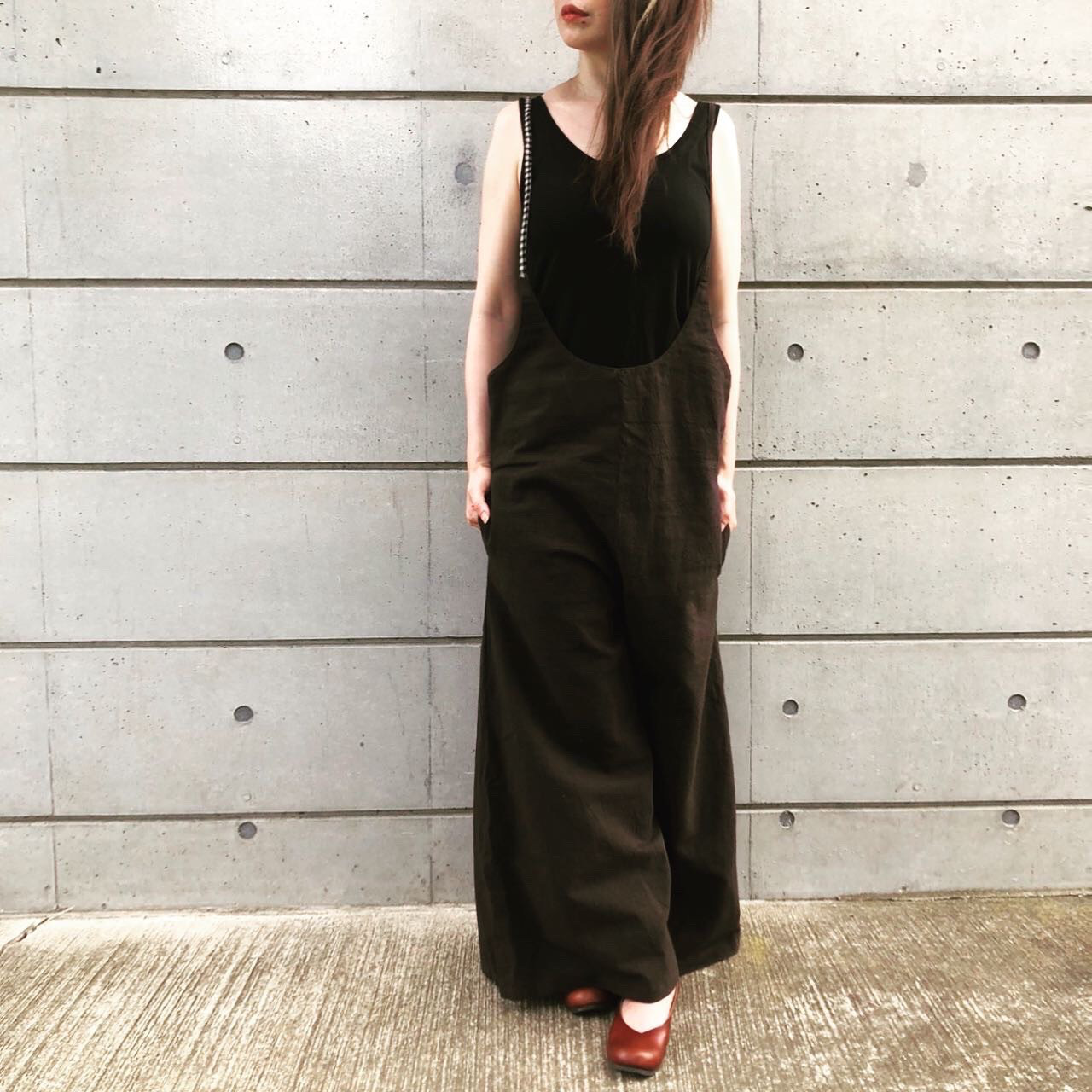 ■10日内発送■【再販】ブラウニッシュグレーの大人顔サロペット。「春リネンサロペットパンツ」麻 ロンパース