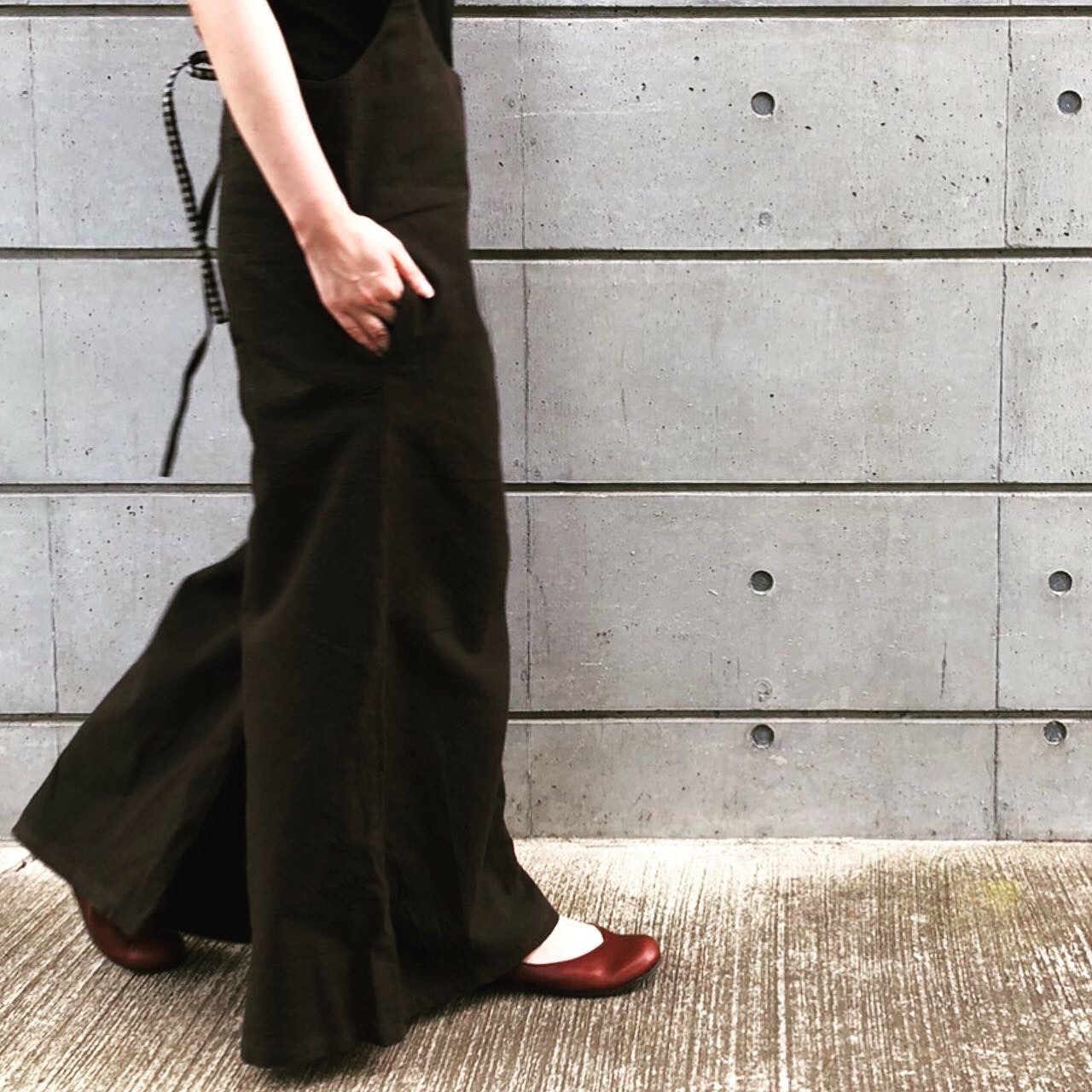 ■10日内発送■【再販】ブラウニッシュグレーの大人顔サロペット。「春リネンサロペットパンツ」麻 ロンパース