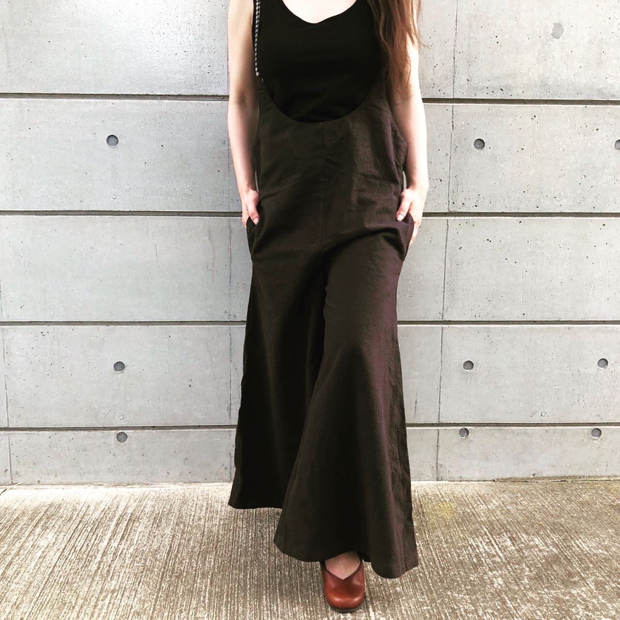 ■10日内発送■【再販】ブラウニッシュグレーの大人顔サロペット。「春リネンサロペットパンツ」麻 ロンパース