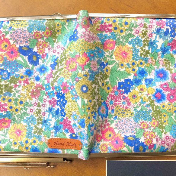 リバティラミネートマーガレットアニー　ラミネート (ホワイト×カラフル)がま口お薬手帳・母子手帳ケース口金選択可        Ω 人気・おすすめ｜使いやすい・旅行におすすめ 品質保証 全国発送 正規品・日本国内発送・安心保証付き