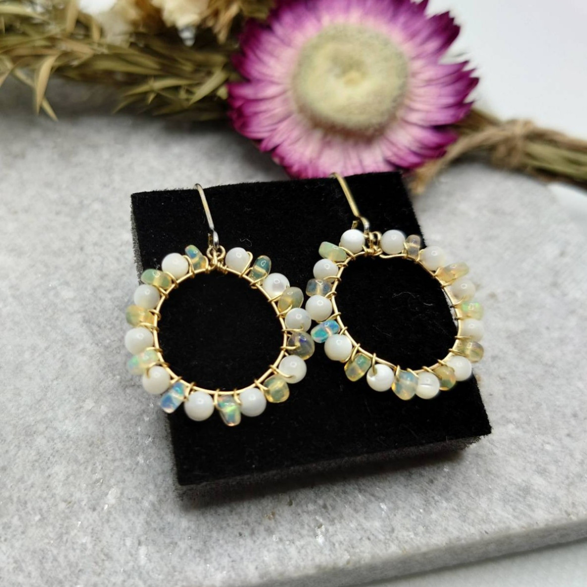 オパール✕マザーオブパールの丸いフックピアス 4,320円