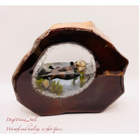 一つ限りの流木アート 海に浮かぶラッコ ジオラマ 流木 フィギュア 置物 インテリア レジン テラリウム 生き物 N1 2枚目の画像