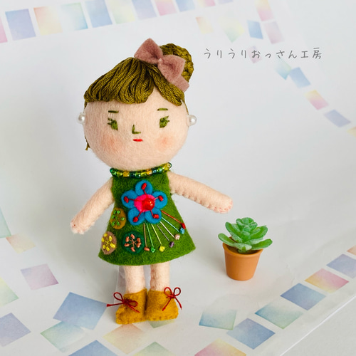 うりうりフェルト人形（濃いゴールドおだんごヘア 紫色のリボンの