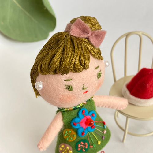 うりうりフェルト人形（濃いゴールドおだんごヘア 紫色のリボンの