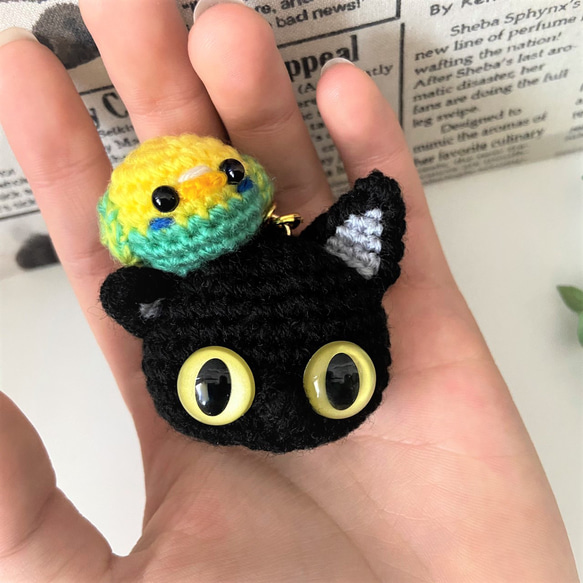 セキセイインコと黒猫のバッグチャーム/キーホルダー♡あみぐるみ◆受注製作品 3枚目の画像