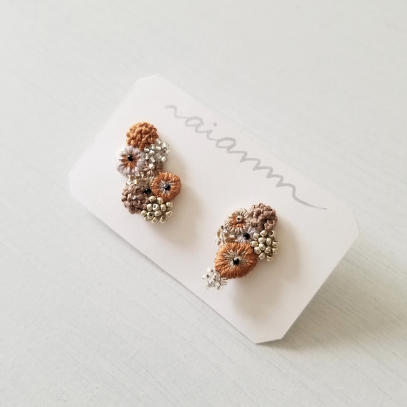 アシメトリー 刺繍イヤリング・キャメル 1枚目の画像