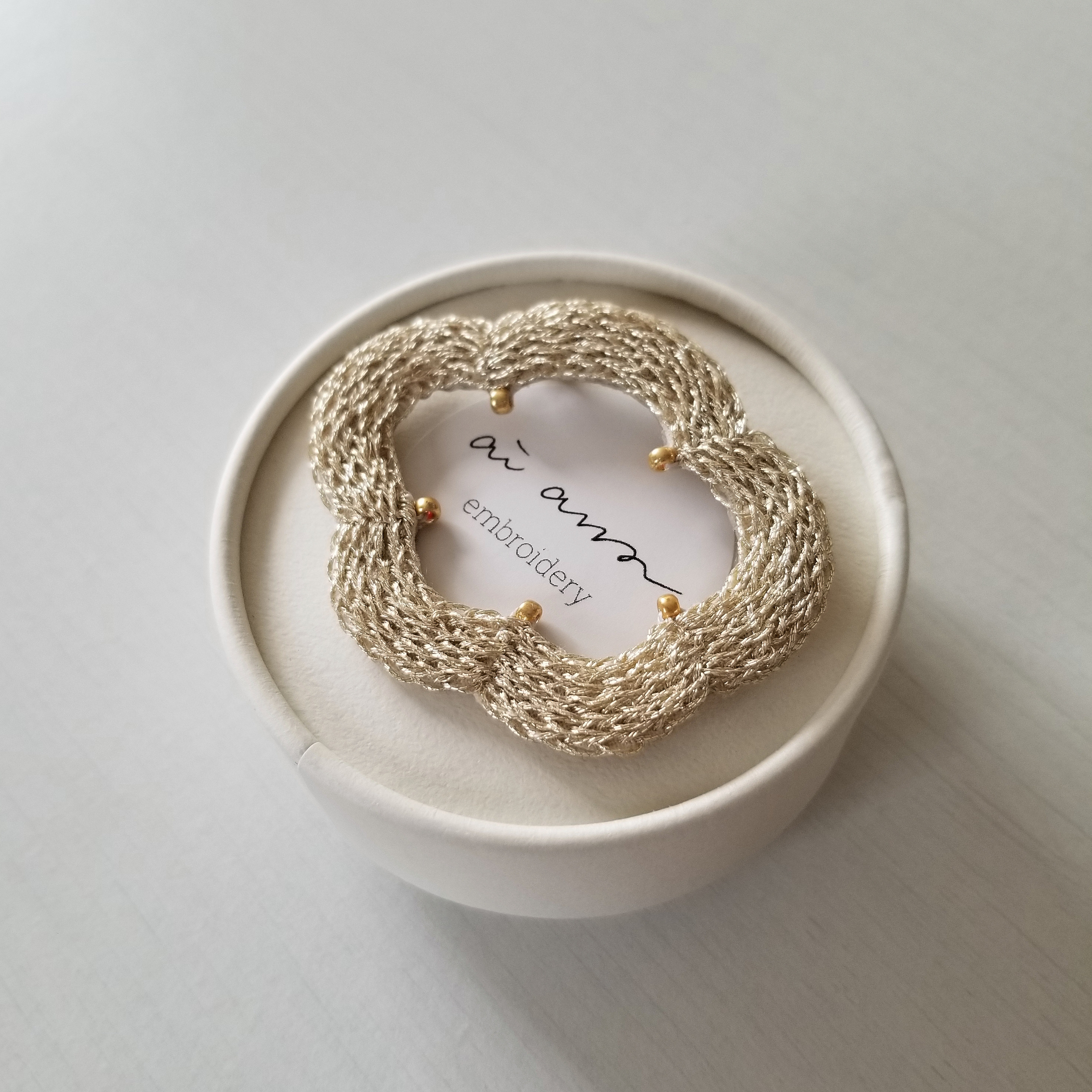 ゴールド刺繍ブローチ