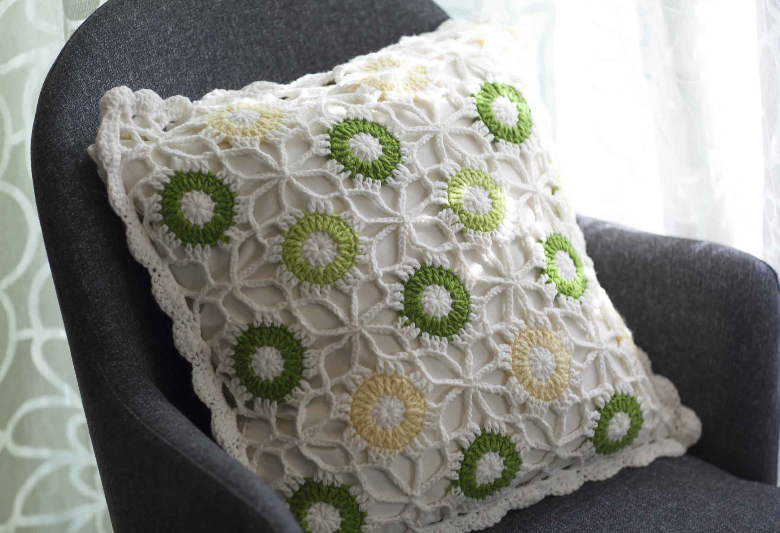 ハンドメイドかぎ針編み お花 モチーフクッションカバー　新緑/鍵編み/かぎ針編み