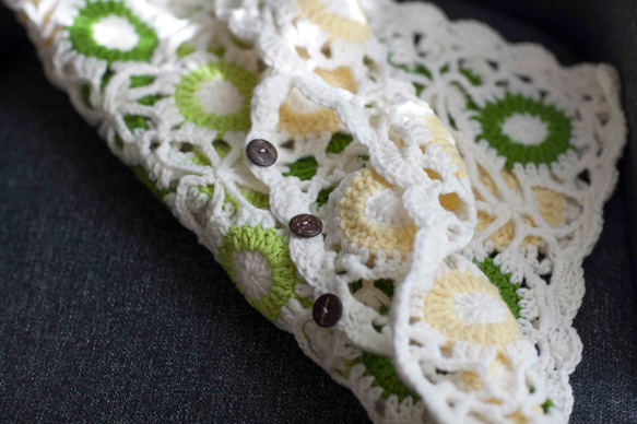 ハンドメイドかぎ針編み お花 モチーフクッションカバー　新緑/鍵編み/かぎ針編み 3枚目の画像