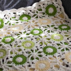 ハンドメイドかぎ針編み お花 モチーフクッションカバー　新緑/鍵編み/かぎ針編み 2枚目の画像