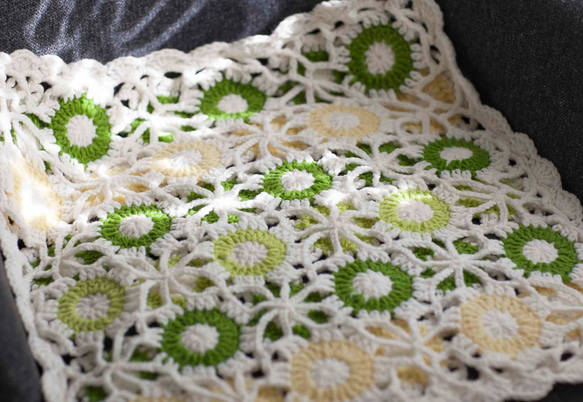 ハンドメイドかぎ針編み お花 モチーフクッションカバー　新緑/鍵編み/かぎ針編み 2枚目の画像