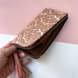 阿拉伯式花紋布料L型長皮夾粉色米色 第4張的照片