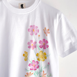 コスモス柄Tシャツ ホワイト 手描きで描いた秋桜柄Tシャツ  秋 白 2枚目の画像