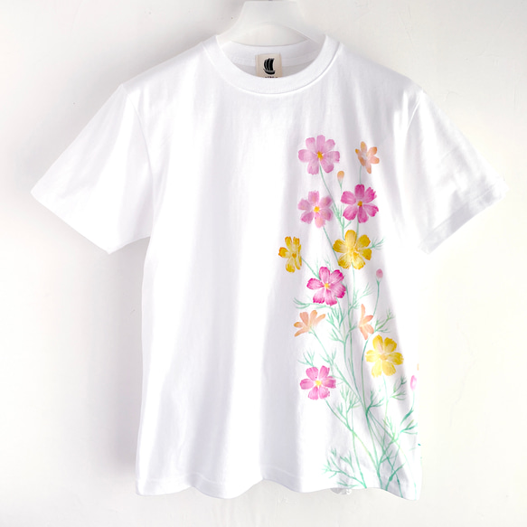 コスモス柄Tシャツ ホワイト 手描きで描いた秋桜柄Tシャツ  秋 白 1枚目の画像