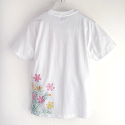 コスモス柄Tシャツ ホワイト 手描きで描いた秋桜柄Tシャツ  秋 白 3枚目の画像