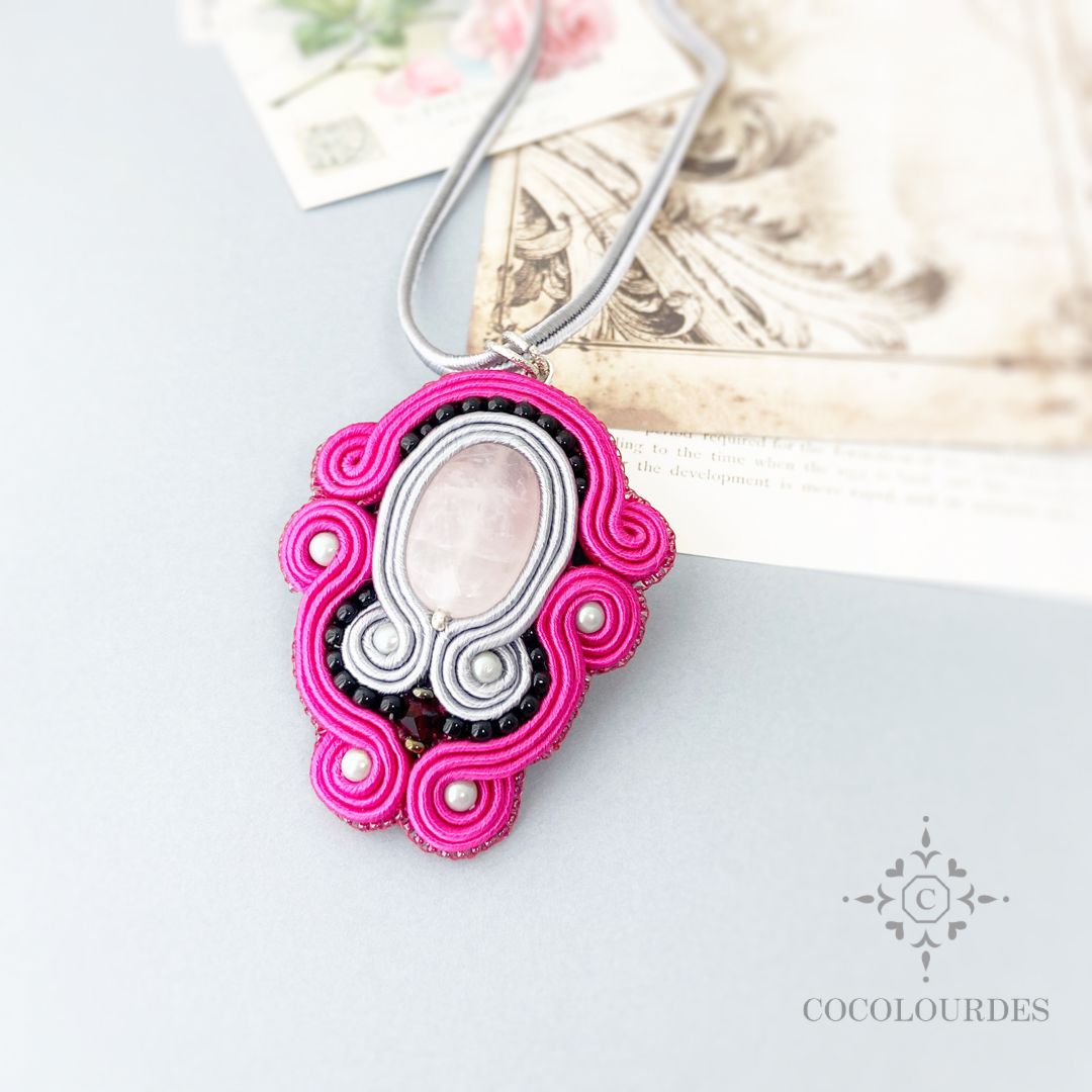 ソウタシエ　天然石を味方にするペンダント　ローズクォーツ