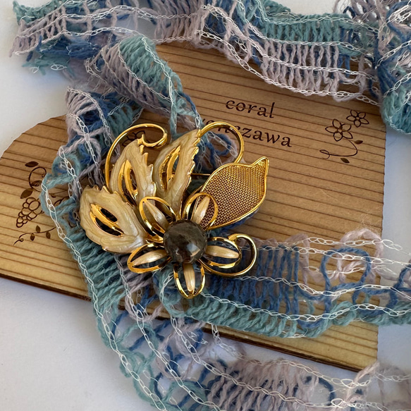 特価品です！化石サンゴ付き・花デザインブローチ・ゴールドカラー　R41023H2 2枚目の画像