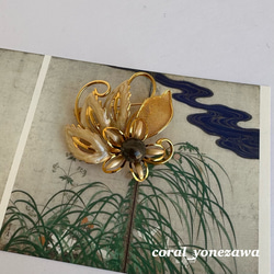 特価品です！化石サンゴ付き・花デザインブローチ・ゴールドカラー　R41023H2 3枚目の画像