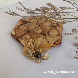 特価品です！化石サンゴ付き・花デザインブローチ・ゴールドカラー　R41023H2 1枚目の画像