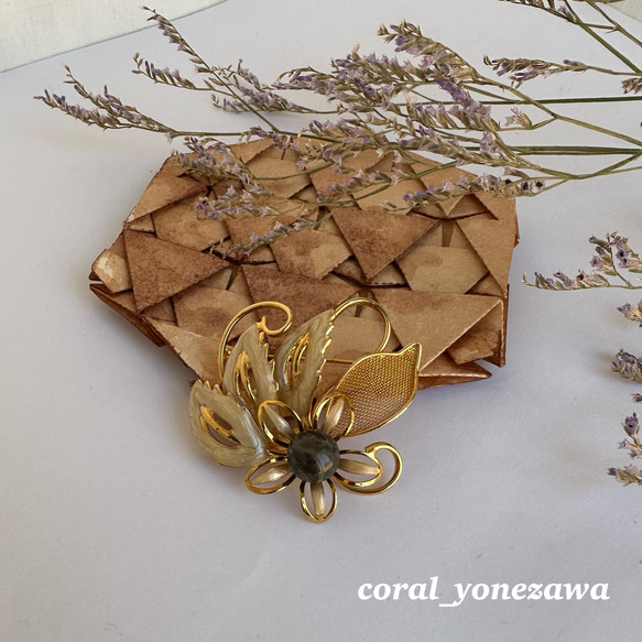 特価品です！化石サンゴ付き・花デザインブローチ・ゴールドカラー　R41023H2 1枚目の画像