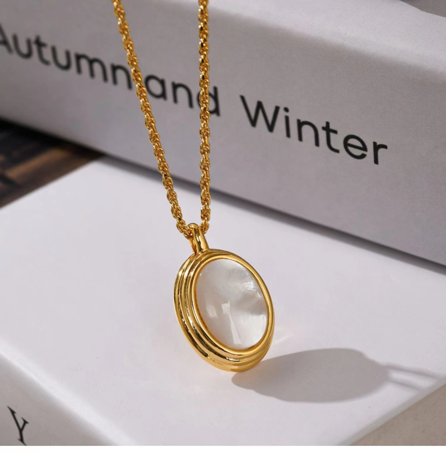 【Creema限定】送料無料　18KGP 煌びやかに七色に光る 白蝶貝 オーバル ペンダント ネックレス