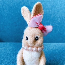 ミルクティー色の野うさぎさん（リボン） 羊毛フェルト fab! HandWorks