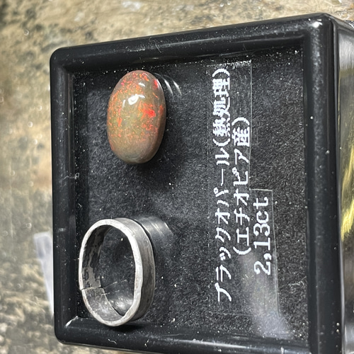 ブラックオパール エチオピアの赤い輝き オーバルカボション