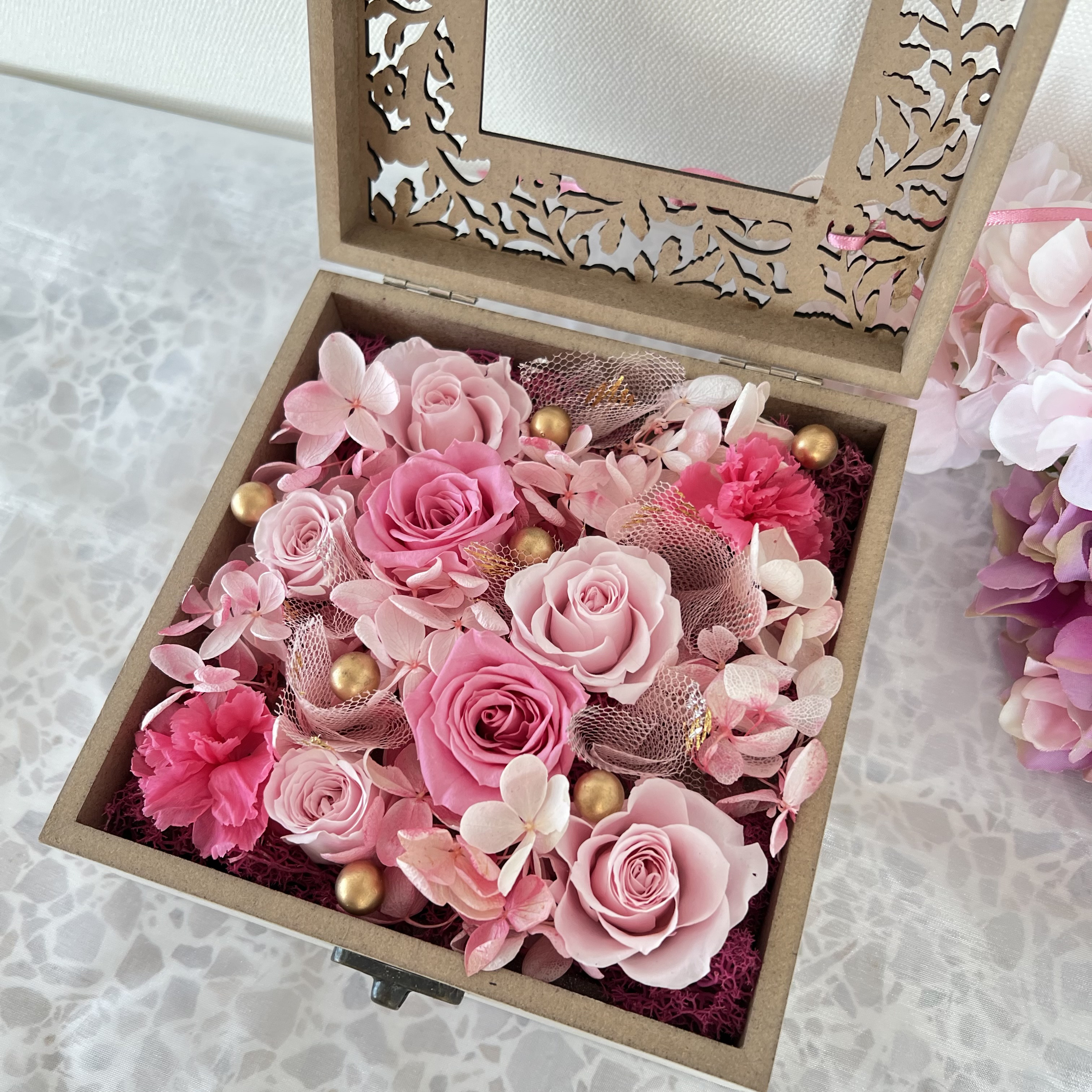 レース木箱のボックスアレンジ ピンク