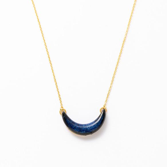 【ご予約中】MIKELOオリジナル 陶器「tou」藍色 下弦の月 ネックレス ゴールド シルバー 3枚目の画像