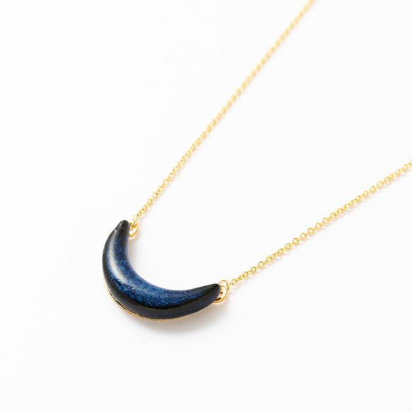 【ご予約中】MIKELOオリジナル 陶器「tou」藍色 下弦の月 ネックレス ゴールド シルバー 2枚目の画像