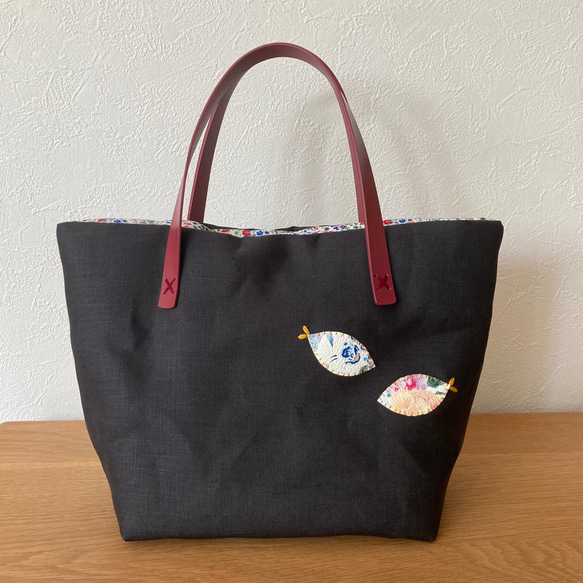 「おしゃべりな魚たち」革と刺繍のトートバッグ 4枚目の画像